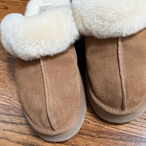UGG Tan Slippers with Cream Shearling - Picture 4 of 5